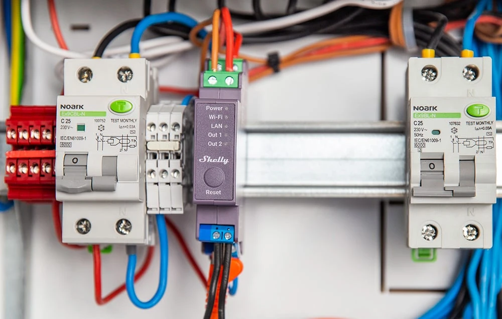 Shelly PRO 2 išmanioji 2 kanalų relė valdoma Wifi LAN ar Bluetooth montuojama ant DIN bėgelio aprašymas - Prekės nuotrauka