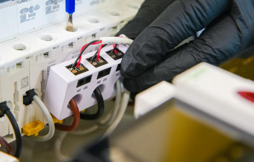Shelly PRO 3EM-3CT63 elektros sąnaudų skaitiklis aprašymas - Prekės nuotrauka Shelly PRO 3EM-3CT63 elektros sąnaudų skaitiklis aprašymas - Prekės nuotrauka