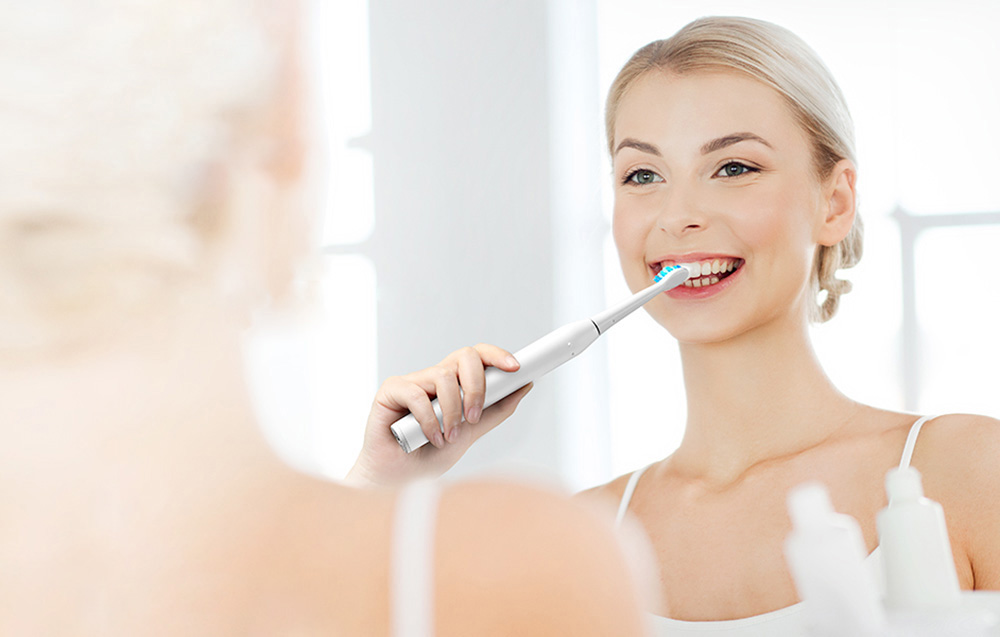 „Sonic“ dantų šepetėlis su antgaliais, skirtas kelionei