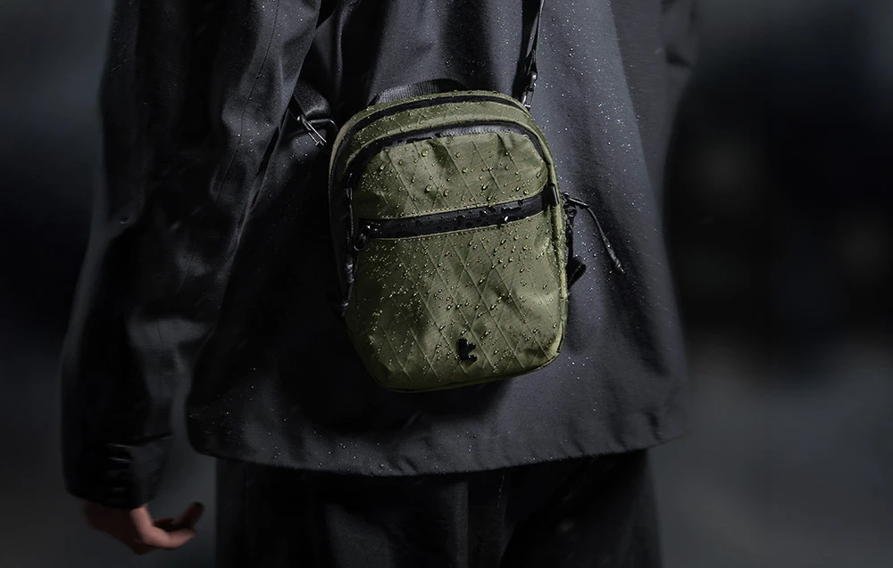 TOMTOC Aviator-T37 travel bag with shoulder strap X-Pac 1.3L (žalias) aprašymas - Prekės nuotrauka