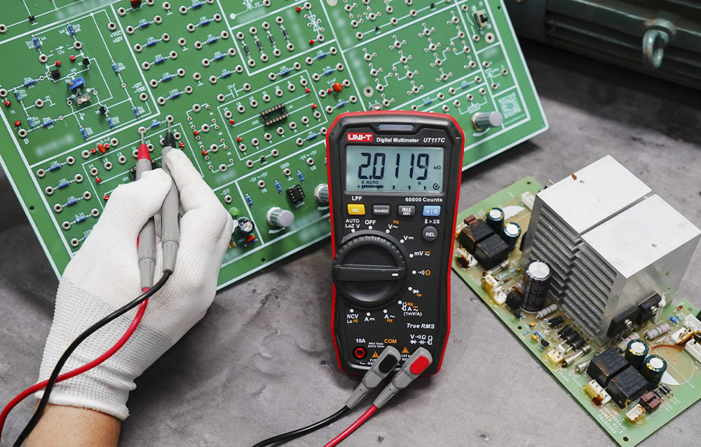 Didelio tikslumo skaitmeninis multimetras AC/DC 600V; AC/DC 10A; 50kHz; 40MΩ; 1000uF; LoZ; LPF; NCV; 60000; True RMS; BT, UNI-T aprašymas - Prekės nuotrauka Didelio tikslumo skaitmeninis multimetras AC/DC 600V; AC/DC 10A; 50kHz; 40MΩ; 1000uF; LoZ; LPF; NCV; 60000; True RMS; BT, UNI-T aprašymas - Prekės nuotrauka