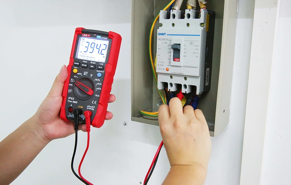 Profesionalus multimetras DC/AC 600V; DC/AC 20A; 60MΩ; 60mF; 1MHz; UNI-T aprašymas - Prekės nuotrauka Profesionalus multimetras DC/AC 600V; DC/AC 20A; 60MΩ; 60mF; 1MHz; UNI-T aprašymas - Prekės nuotrauka