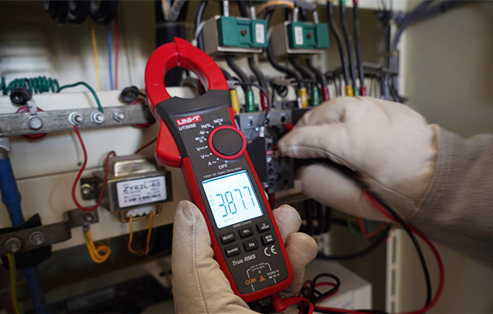 Srovės matavimo replės DC/AC 1000V; AC 1000A; 60MΩ; 60mF; 1MHz; UNI-T aprašymas - Prekės nuotrauka Srovės matavimo replės DC/AC 1000V; AC 1000A; 60MΩ; 60mF; 1MHz; UNI-T aprašymas - Prekės nuotrauka