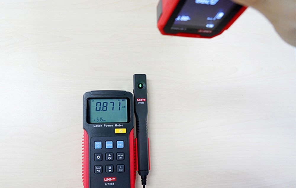 Lazerio galios matuoklis 0uW~39.99mW; 400nm~1100nm; pasirenkami bangos ilgiai: 520nm, 633nm, 650nm, 780nm; UNI-T aprašymas - Prekės nuotrauka