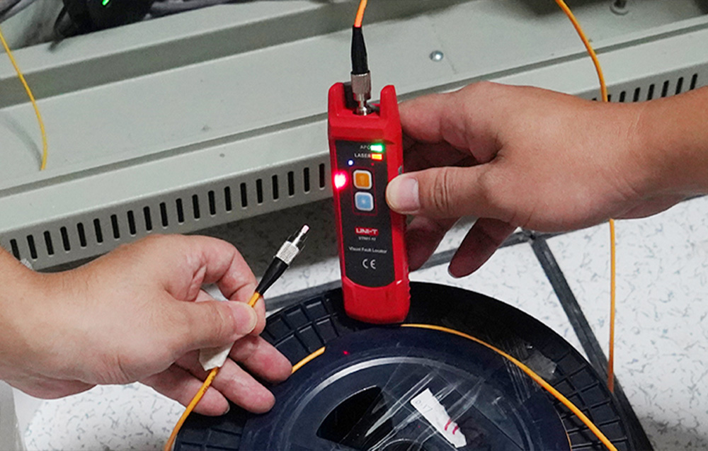 Optinio kabelio testeris, lazeris 650+/-20nm, 10mW; 8-10km, 3.7V 1050mAh, IP54, UNI-T aprašymas - Prekės nuotrauka Optinio kabelio testeris, lazeris 650+/-20nm, 10mW; 8-10km, 3.7V 1050mAh, IP54, UNI-T aprašymas - Prekės nuotrauka