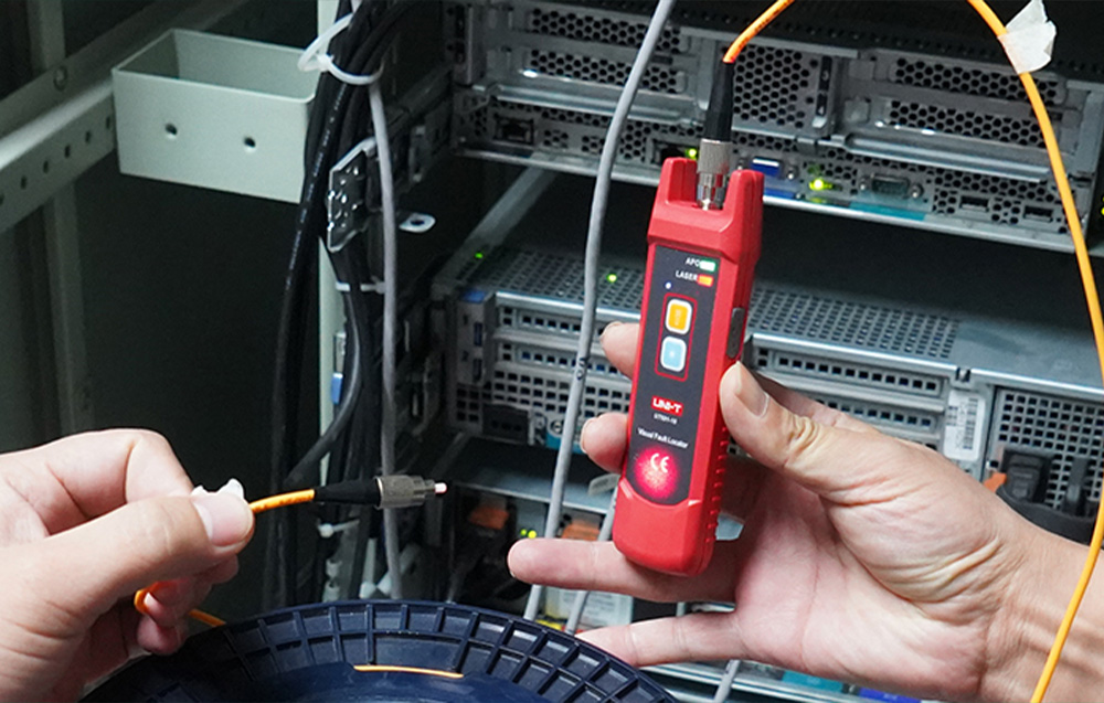 Optinio kabelio testeris, lazeris 650+/-20nm, 10mW; 8-10km, 3.7V 1050mAh, IP54, UNI-T aprašymas - Prekės nuotrauka Optinio kabelio testeris, lazeris 650+/-20nm, 10mW; 8-10km, 3.7V 1050mAh, IP54, UNI-T aprašymas - Prekės nuotrauka
