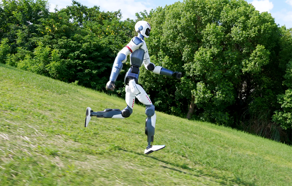 Robot humanoidalny UNITREE R1 Basic - Crismon Hero aprašymas - Prekės nuotrauka