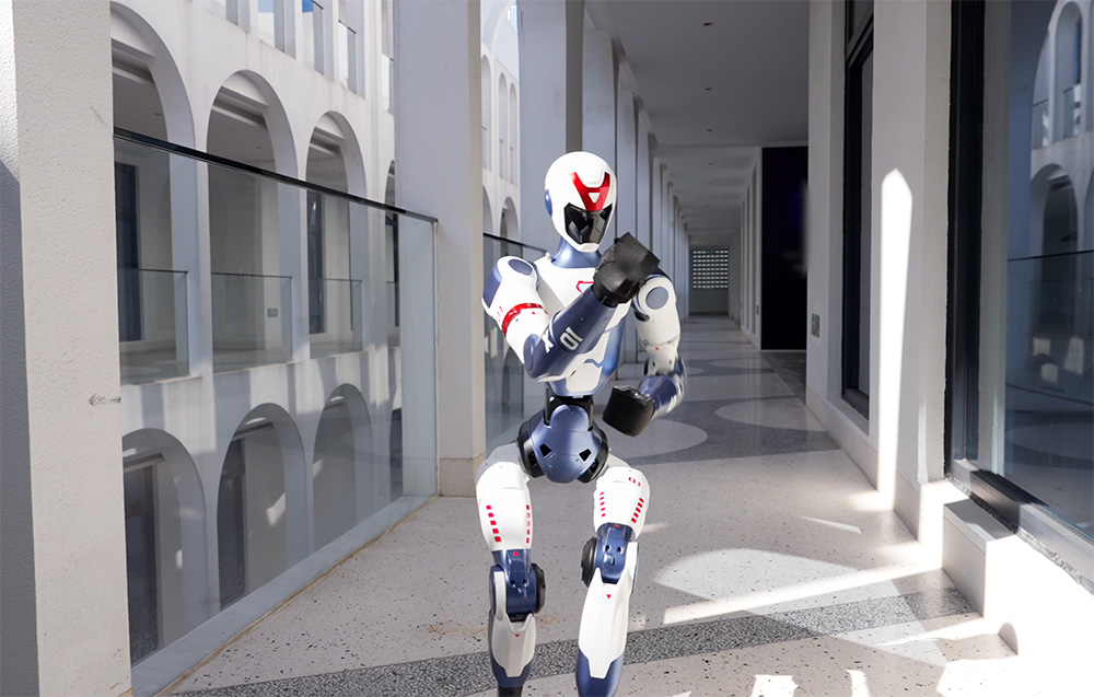 Robot humanoidalny UNITREE R1 Basic - Crismon Hero aprašymas - Prekės nuotrauka
