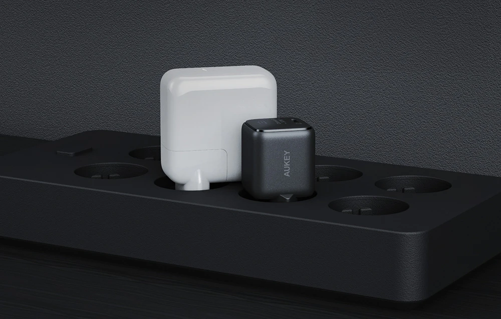 Sieninis įkroviklis Aukey PA-B1L.USB-C, 30W (juodas) aprašymas - Prekės nuotrauka Sieninis įkroviklis Aukey PA-B1L.USB-C, 30W (juodas) aprašymas - Prekės nuotrauka