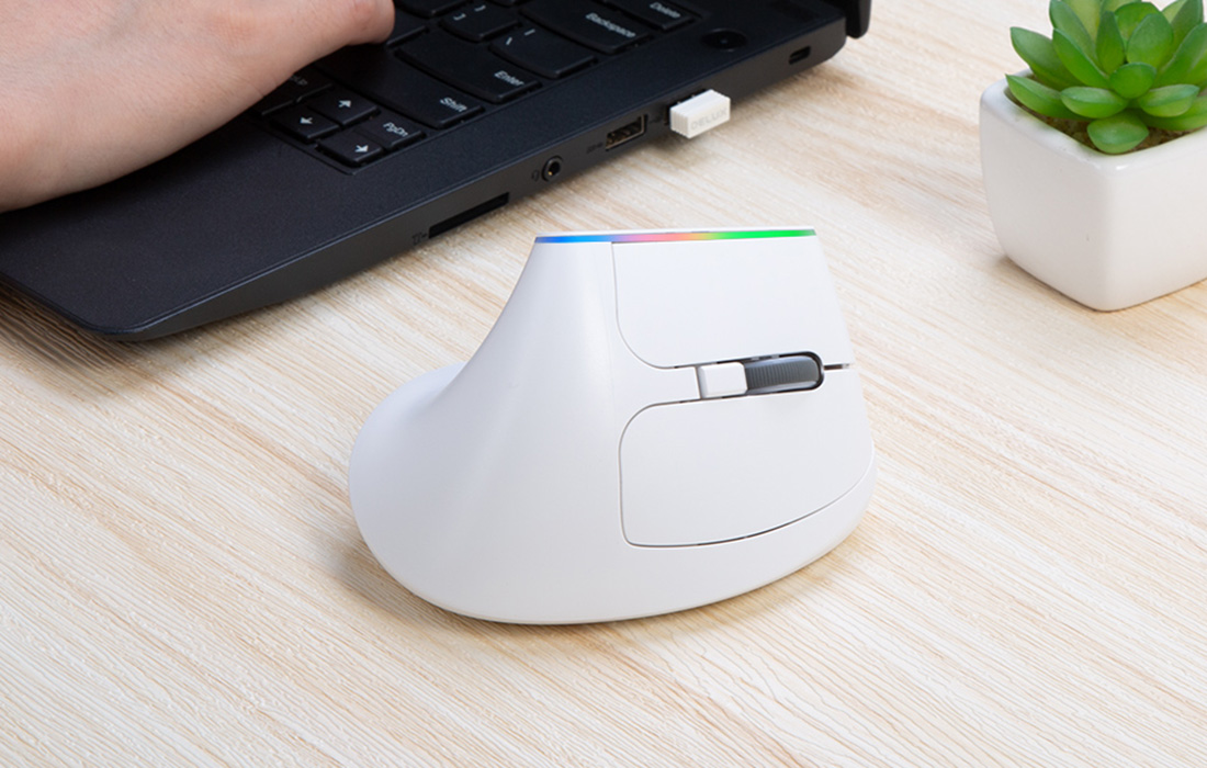 Belaidė vertikali pelė Delux M618C 2.4G 1600DPI RGB - balta aprašymas - Prekės nuotrauka Belaidė vertikali pelė Delux M618C 2.4G 1600DPI RGB - balta aprašymas - Prekės nuotrauka