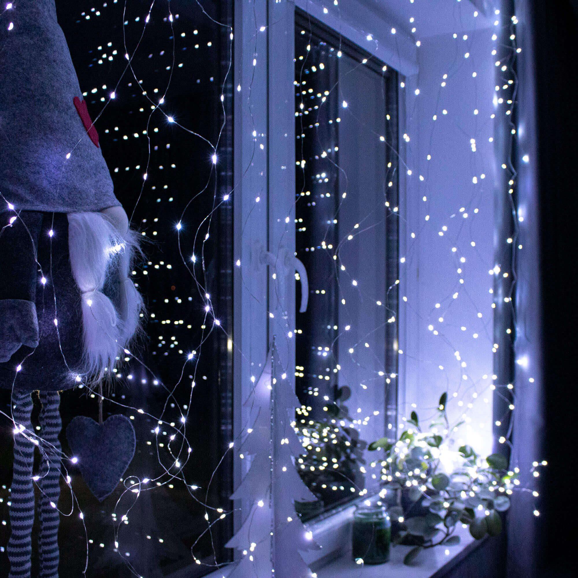 Kalėdinės užuolaidinės lemputės Springos 300 LED, 3x3 m, šaltai balta