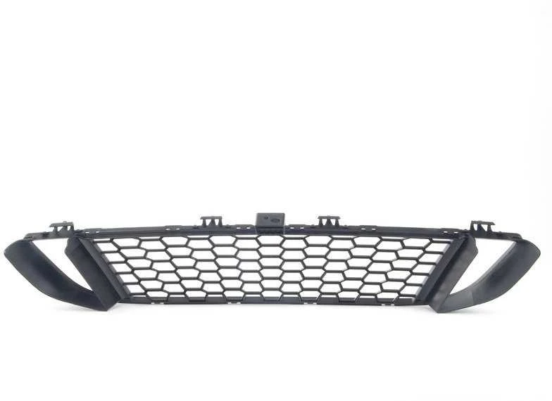 BMW 2 serijos F22 priekinio bamperio centrinės grotelės originalios 51118055434