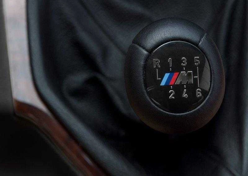 BMW 3 5 6 serijos E46 E60 E61 E63 M Sport 6 pavarų perjungimo pavarų dėžės odinė rankenėlė originali 25117896886