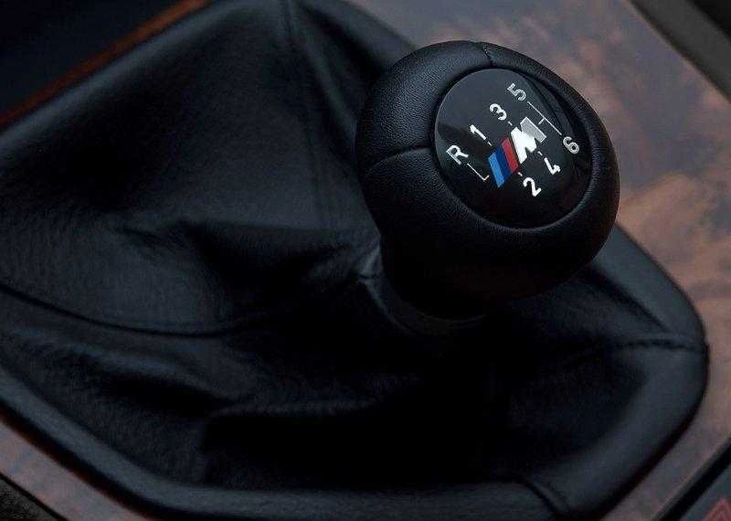 BMW 3 5 6 serijos E46 E60 E61 E63 M Sport 6 pavarų perjungimo pavarų dėžės odinė rankenėlė originali 25117896886