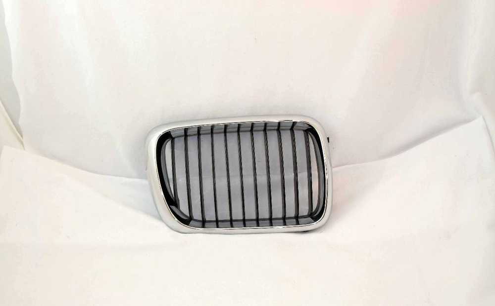 BMW 3 E36 Dešinės Pusės Grilė Originalus 51138195152