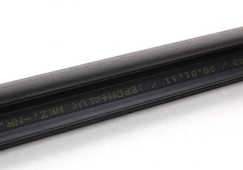 BMW 3 E90 E91 Priekinis Dešinysis Matinis Juodas Kanalų Dangtelis Sandariklis Originalus 51337060236