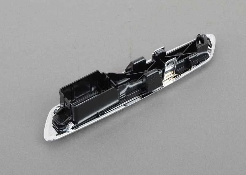 BMW 5 serijos F10 LCI F11 LCI priekinio kairės pusės sparno apdaila 51137336647 Originali