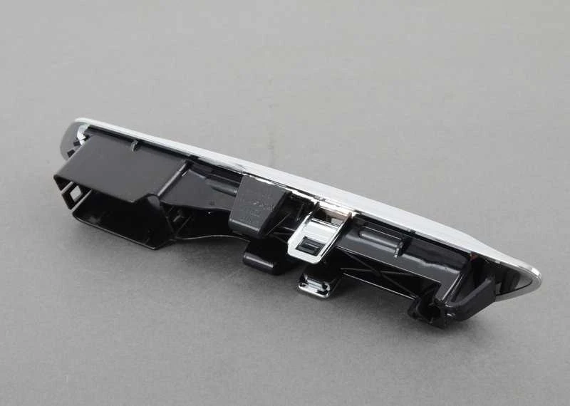 BMW 5 serijos F10 LCI F11 LCI priekinio kairės pusės sparno apdaila 51137336647 Originali