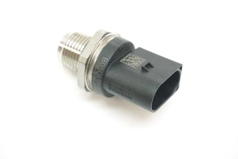 BMW DYZELINIŲ VARIKLIŲ KURO SLĖGIO JUTIKLIS 13538577623 ORIGINALUS