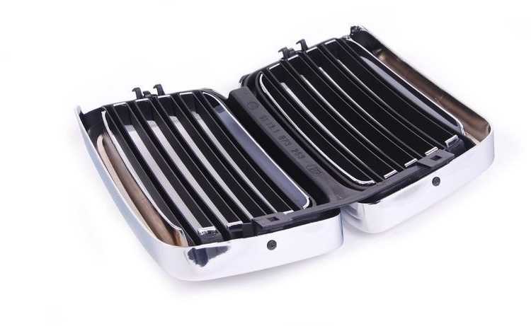 BMW E28 priekinės radiatoriaus grotelės originalios 51131873253