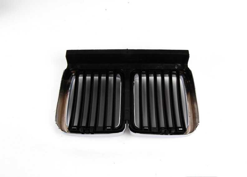 BMW E30 priekinės centrinės grotelės originalios 51131945877