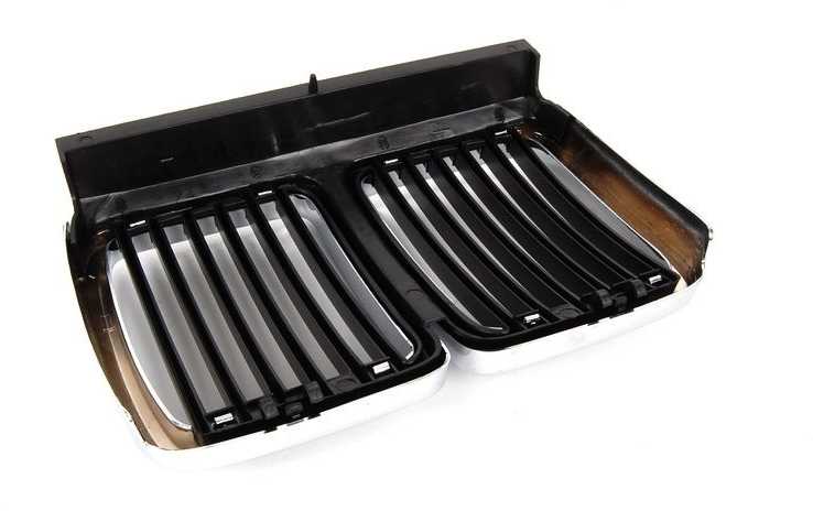 BMW E30 priekinės centrinės grotelės originalios 51131945877