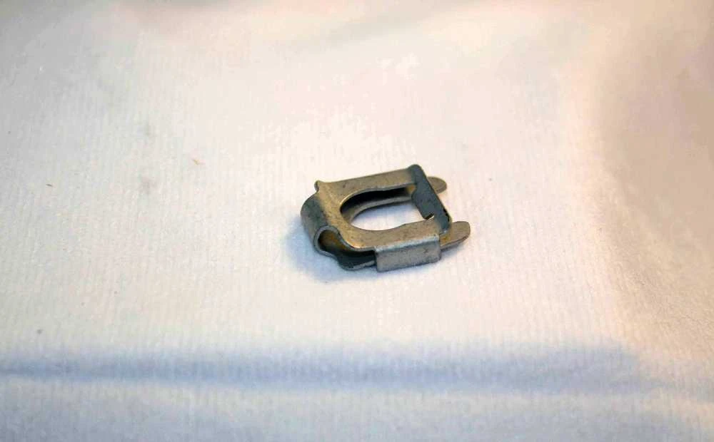 BMW E30 tvirtinimo spaustukas Originalus 25117571899