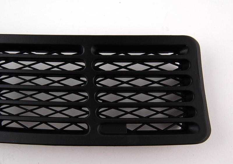 BMW E30 variklio dangčio gaubto priekinio stiklo grotelės Dešinysis originalus 51131904572