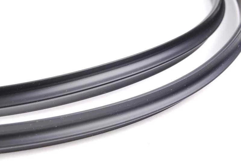 BMW E30 viršutinė galinio lango apdailos detalė originali 51311968447