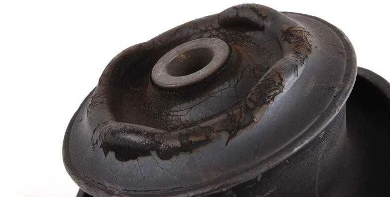 BMW E31 galinio amortizatoriaus laikiklis originalus 33521091605