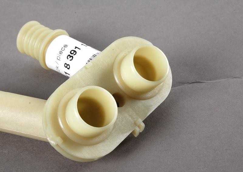 BMW E36 aušinimo sistemos jungties vamzdelis originalus 64118391141