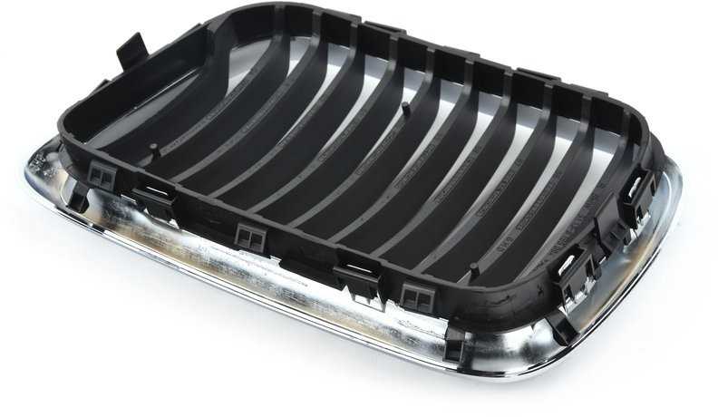 BMW E36 priekinio radiatoriaus inksto grotelės dešinėje pusėje originalios 51138122238