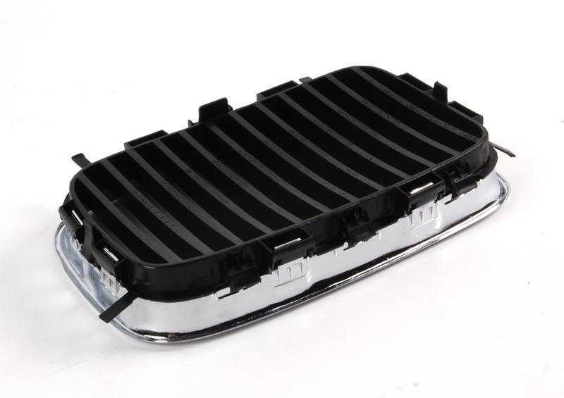 BMW E36 priekinio radiatoriaus inksto grotelės dešinėje pusėje originalios 51138122238