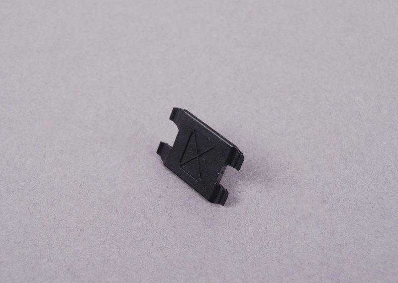 BMW E38 F25 priekinių ratų arkų apsaugos apdailos klipsas 8259025 51718259025