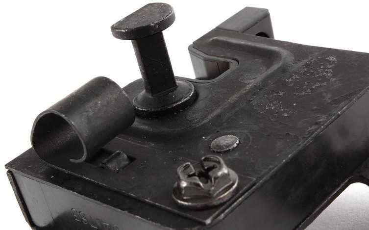 BMW E38 variklio dangčio fiksatorius kairėje pusėje 51238164763