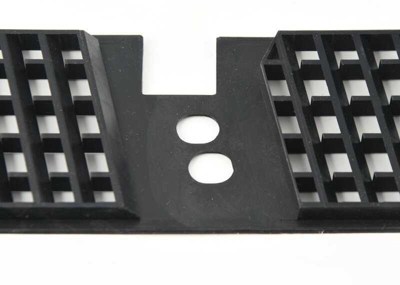 BMW E38 variklio dangčio ventiliacijos grotelės kairėje originalios 51138166657