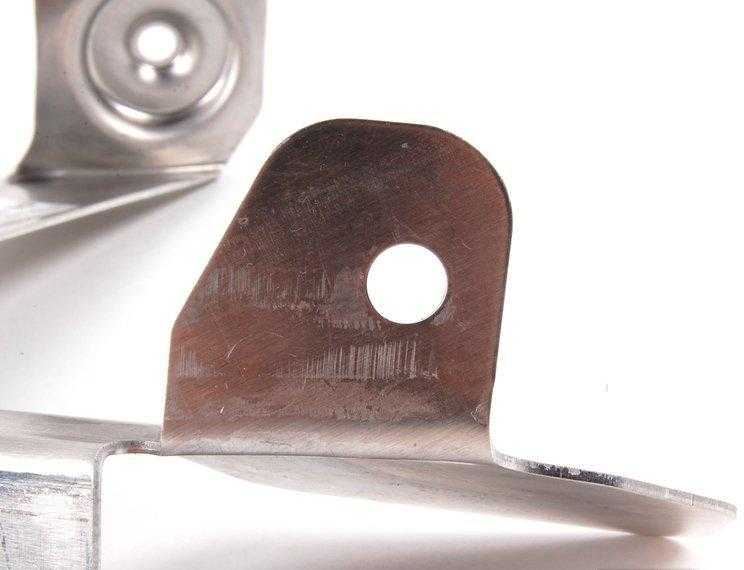 BMW E39 kronšteinas po grindų danga Dešinysis originalus 51718203919
