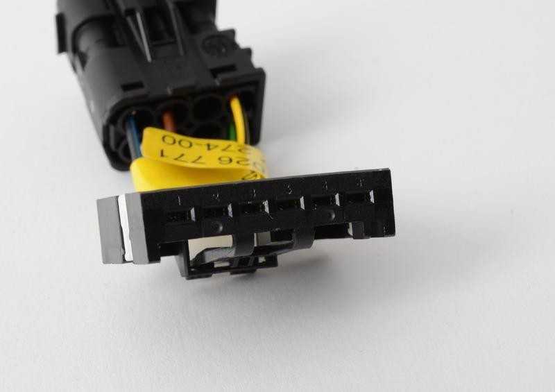 BMW E39 LED galinio žibinto adapteris dešinėje pusėje originalus 63120026771