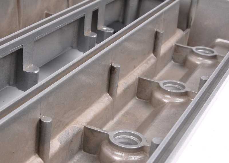 BMW E39 Rocker Box dangtelis Dešinysis originalus 11121703172