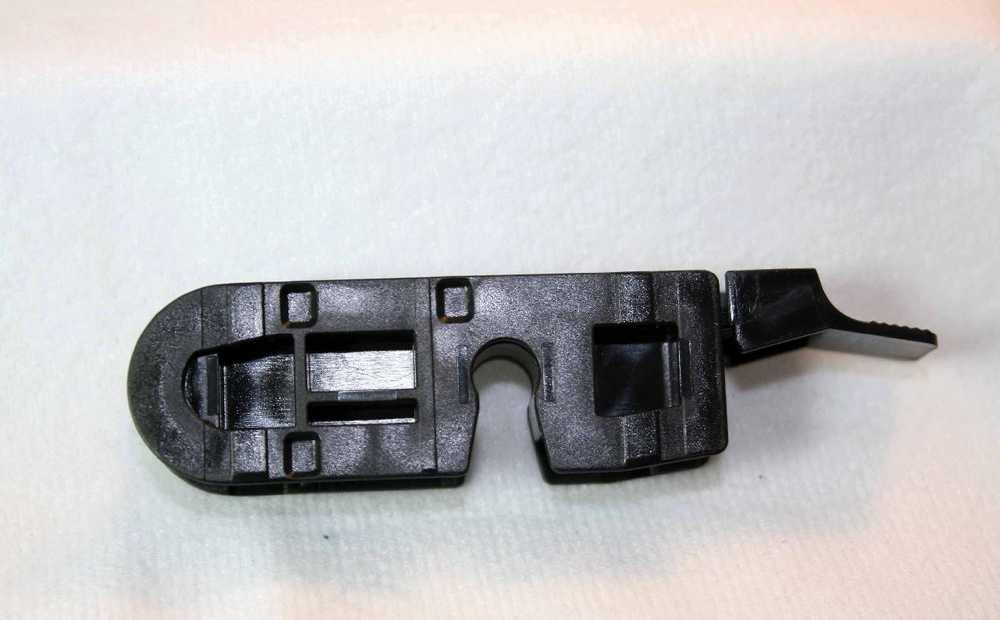 BMW E46 Cabrio Coupe valytuvų mentės adapterio spaustukas originalus 61618233577