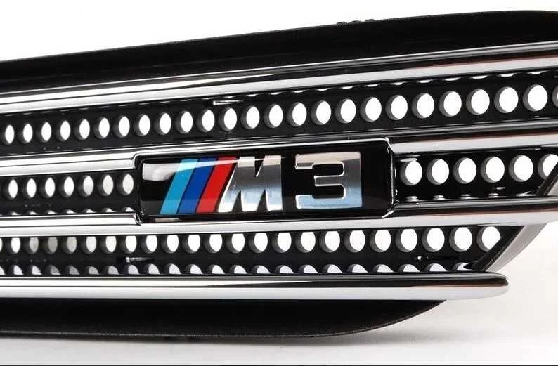 BMW E46 priekinio sparno apdailos grotelių emblema Originali 72127900605