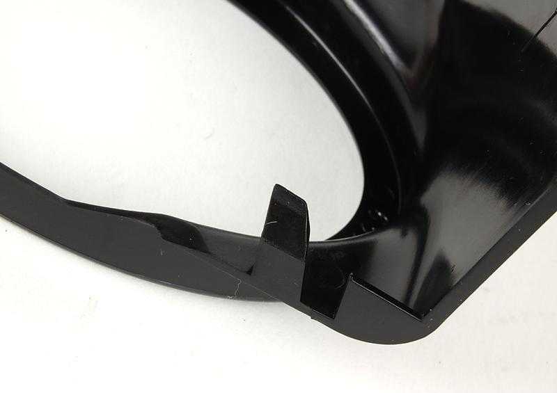 BMW E46 kairės pusės rūko žibintų apdailos žiedas originalus 51117893067