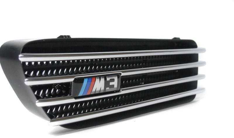 BMW E46 kairės pusės sparno grotelės originalios 51132694607