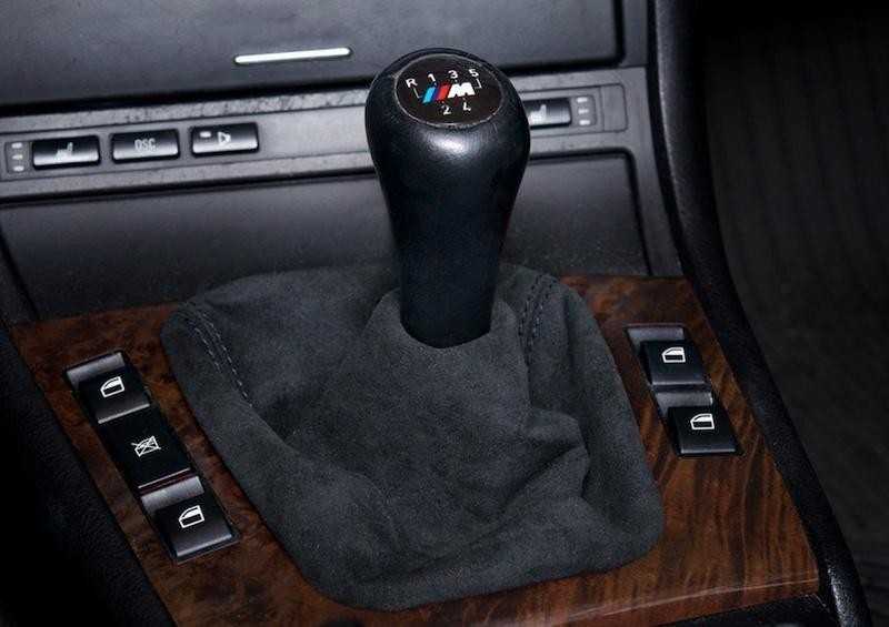 BMW E46 mechaninės pavarų dėžės juodas alcantara pavarų svirties apdangalas originalus
