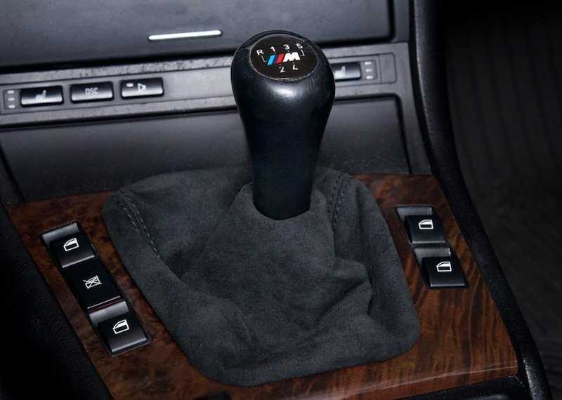 BMW E46 mechaninės pavarų dėžės juodas alcantara pavarų svirties apdangalas originalus