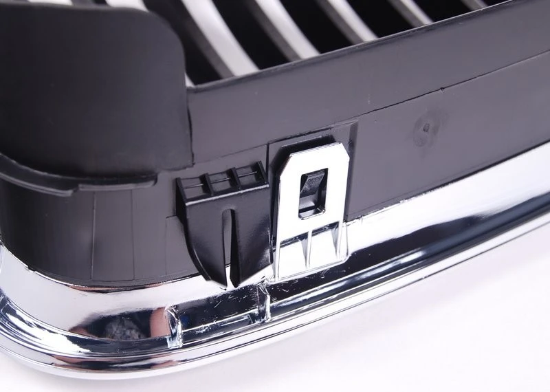 BMW E46 priekinės dešinės pusės inksto grotelės chromuotos originalios 51138208490