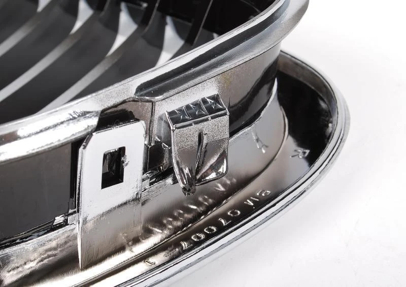 BMW E46 priekinės dešinės pusės inksto grotelės chromuotos originalios 51138208490
