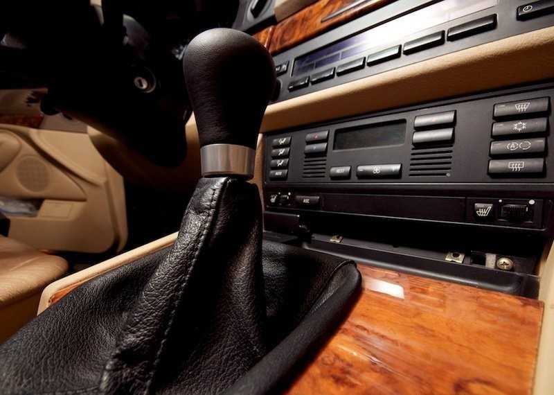 BMW E46 ZHP pavarų perjungimo rankenėlė - 5 greičių originali 25117896031