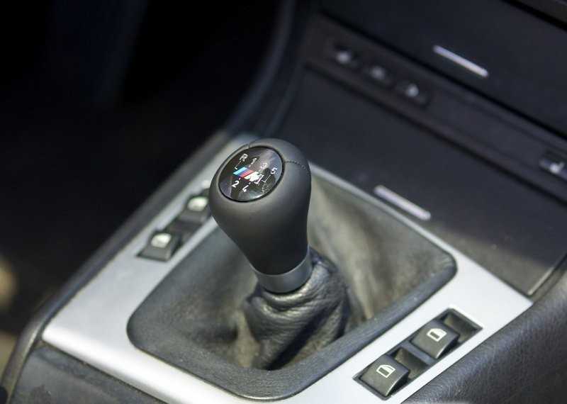 BMW E46 ZHP pavarų perjungimo rankenėlė - 5 greičių originali 25117896031