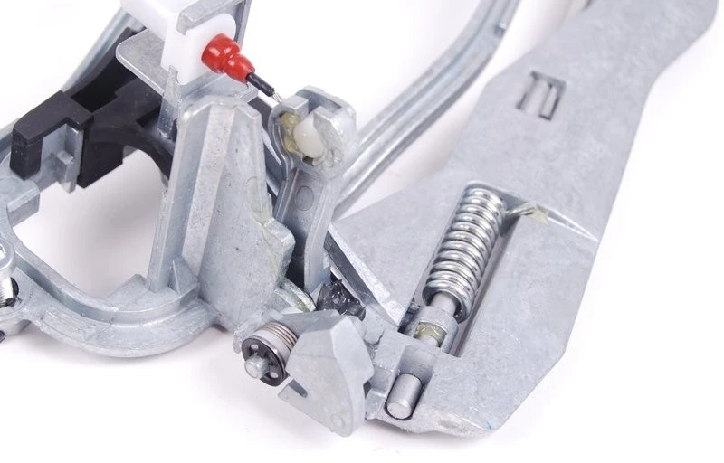 BMW E53 durų rankenos laikiklis dešinėje pusėje originalus 51218243616
